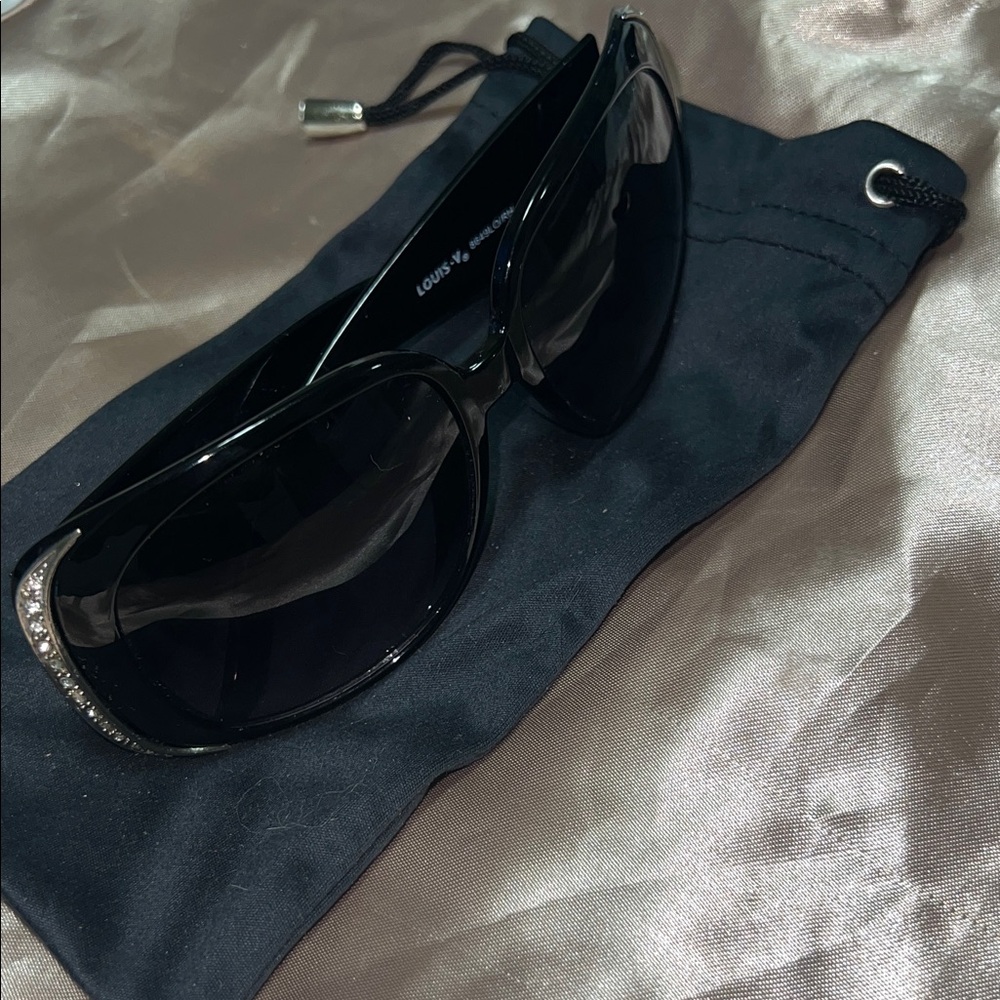 Elegant Black Sunglasses with Rhinestone Accents